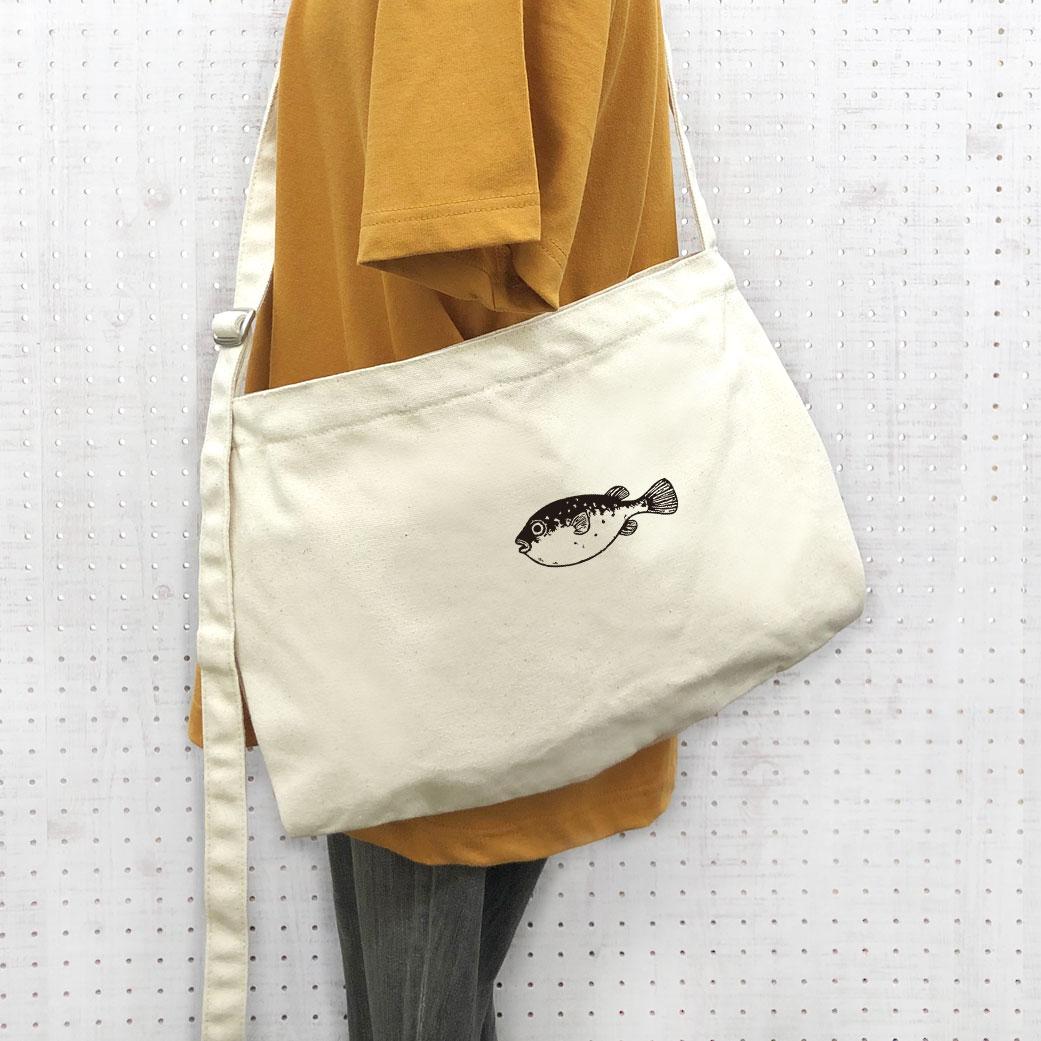 ふぐ 大きめ ショルダーバッグ 生成り 内ポケット付き 肩ひも長さ調整可 いっぱい入る サコッシュ ポシェット1枚目の画像