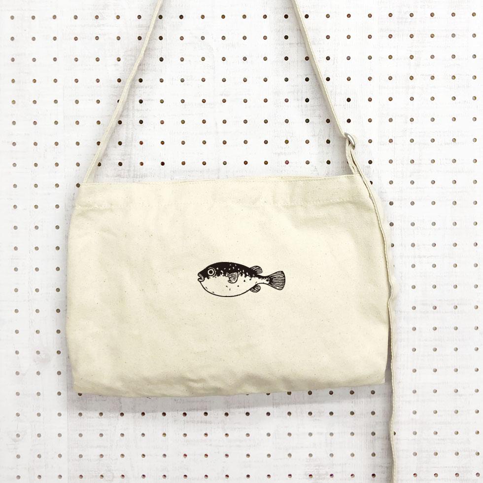 ふぐ 大きめ ショルダーバッグ 生成り 内ポケット付き 肩ひも長さ調整可 いっぱい入る サコッシュ ポシェット | 3枚目