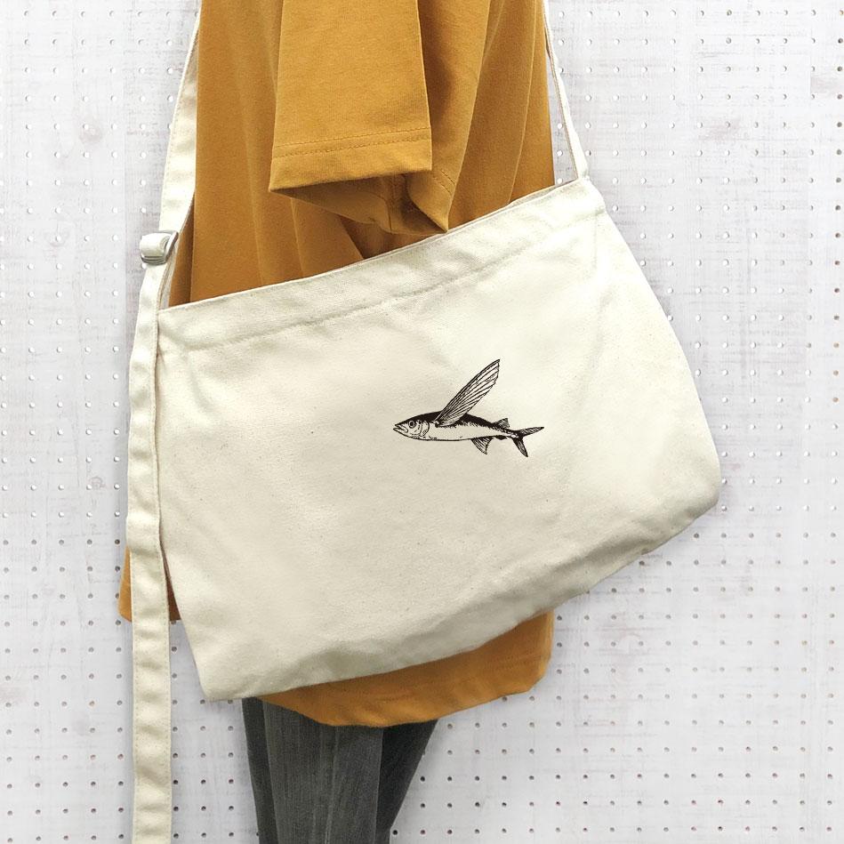 とびうお 大きめ ショルダーバッグ 生成り 内ポケット付き 肩ひも長さ調整可 いっぱい入る サコッシュ ポシェット1枚目の画像