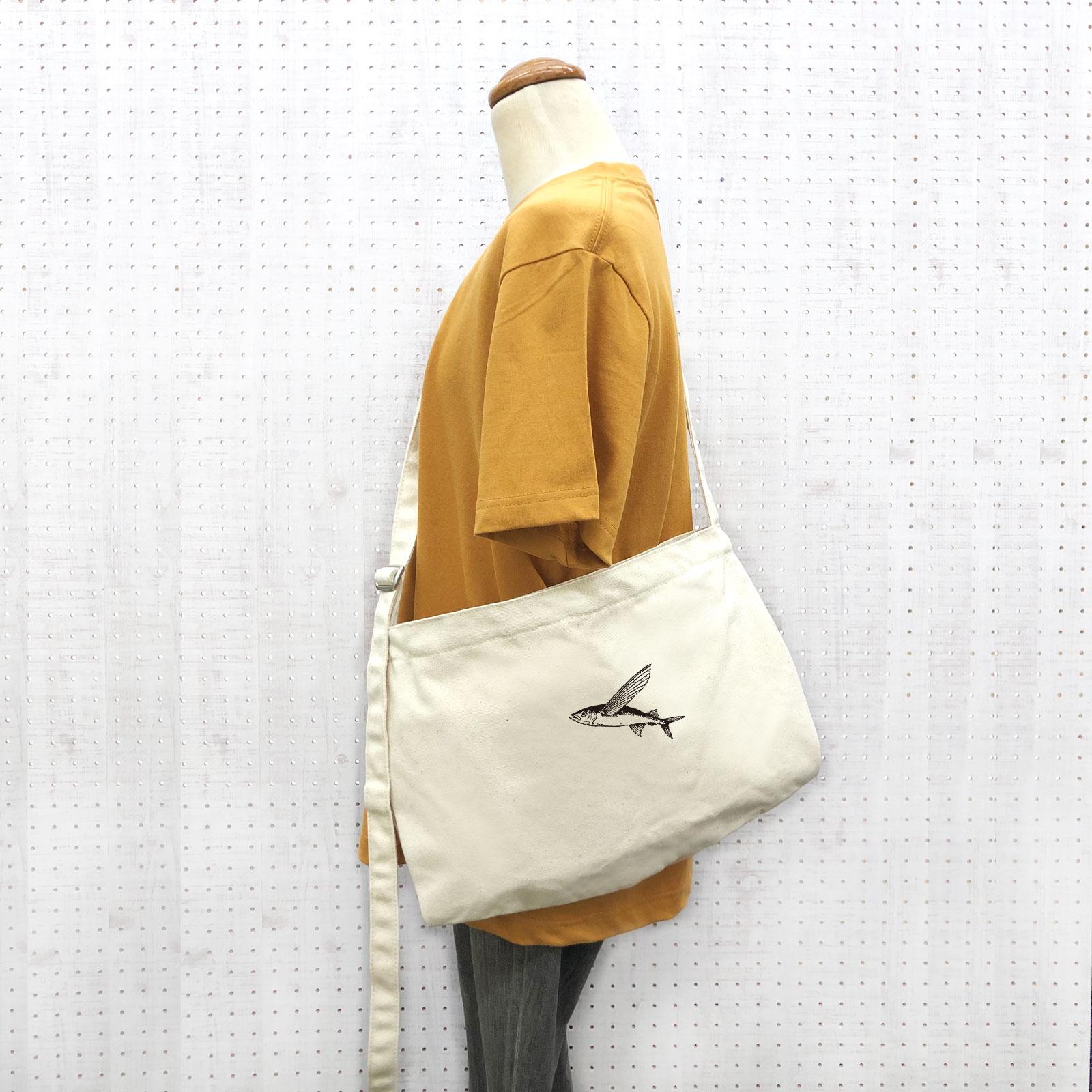 とびうお 大きめ ショルダーバッグ 生成り 内ポケット付き 肩ひも長さ調整可 いっぱい入る サコッシュ ポシェット | 2枚目