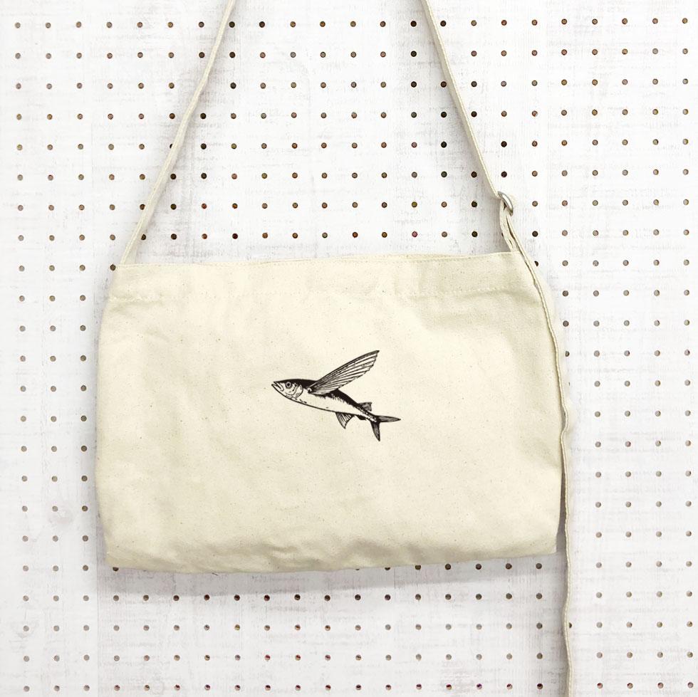 とびうお 大きめ ショルダーバッグ 生成り 内ポケット付き 肩ひも長さ調整可 いっぱい入る サコッシュ ポシェット | 3枚目