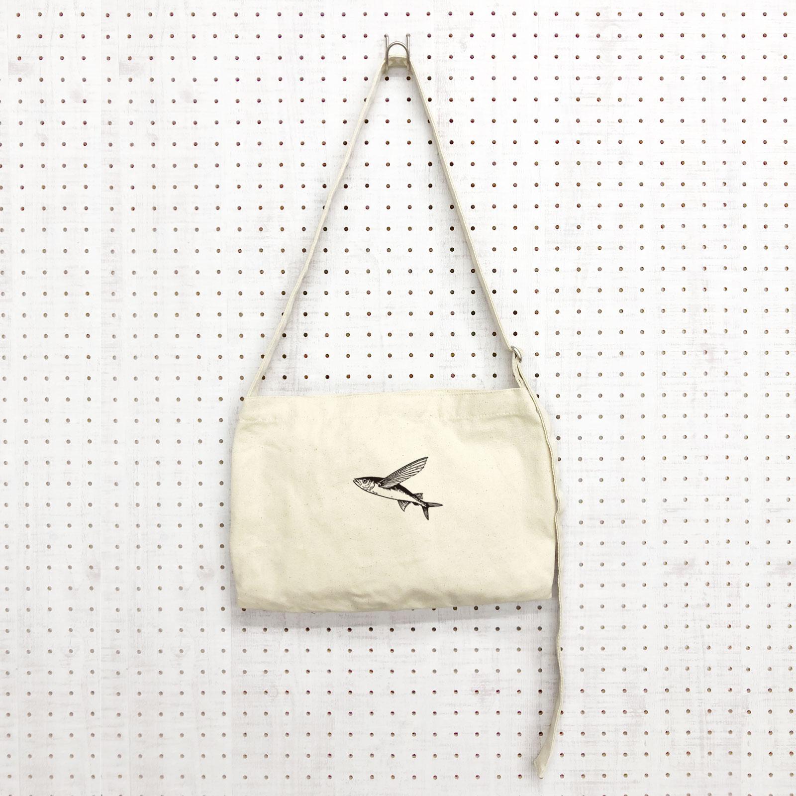 とびうお 大きめ ショルダーバッグ 生成り 内ポケット付き 肩ひも長さ調整可 いっぱい入る サコッシュ ポシェット | 4枚目