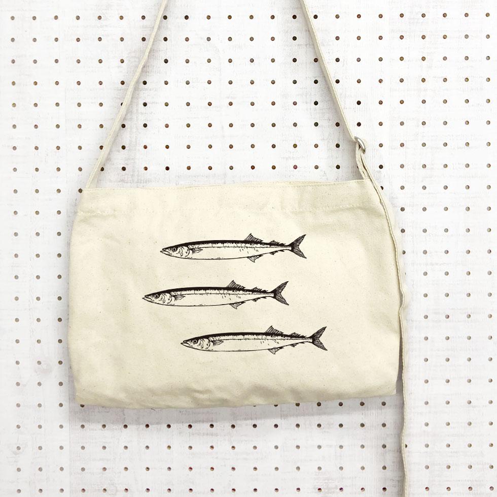 さんま 大きめ ショルダーバッグ 生成り 内ポケット付き 肩ひも長さ調整可 いっぱい入る サコッシュ ポシェット1枚目の画像