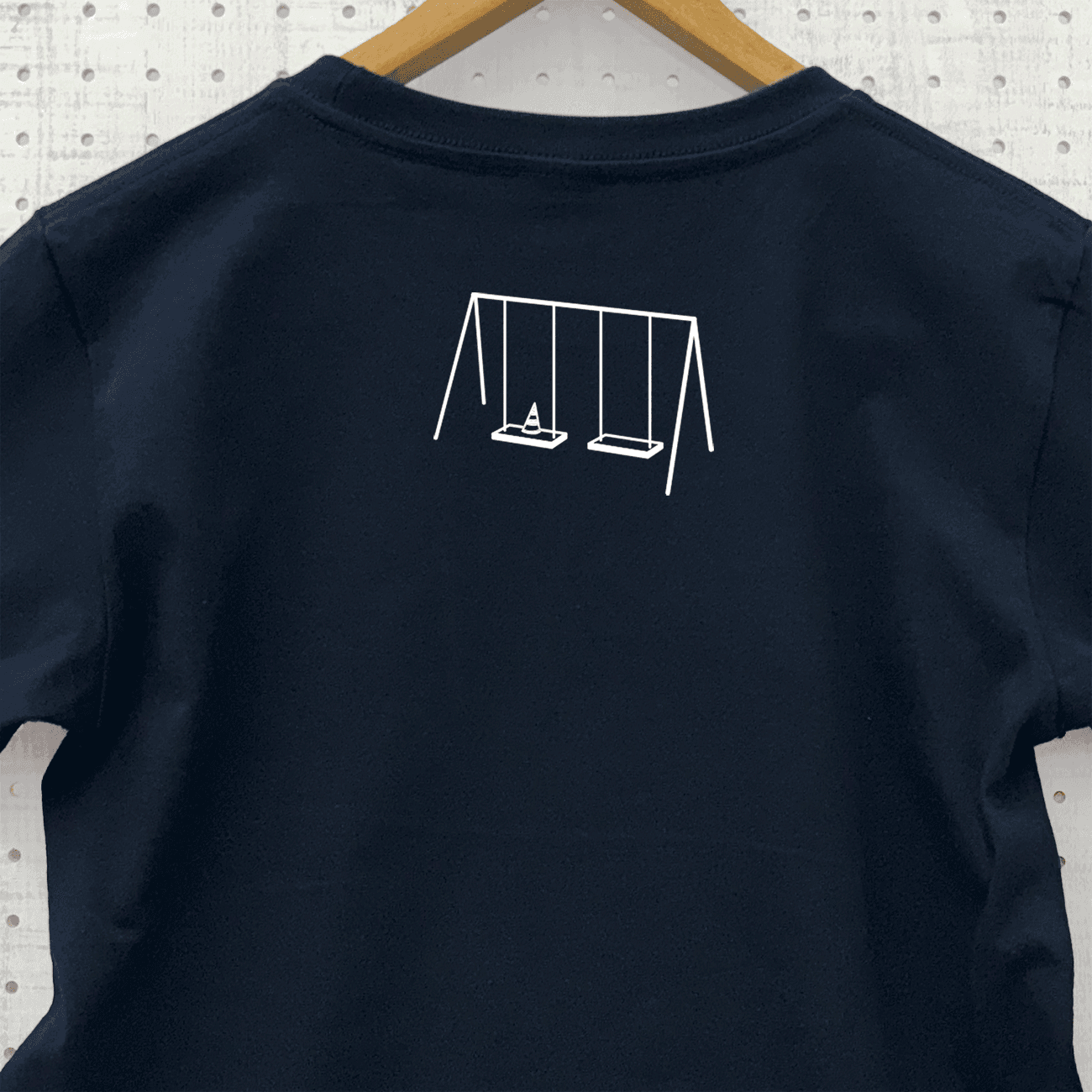 ブランコ熊 Tシャツ ネイビー 紺 メンズ レディース tシャツ tしゃつ くまT イラストT | 4枚目